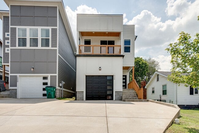 Building Photo - AVAILABLE September 1st. UPDATED 3 Bedroom...