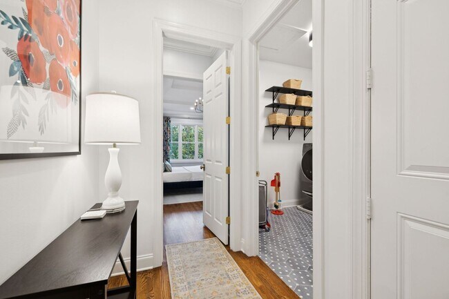 Building Photo - Luxury Executive Rental in Highlands of La...