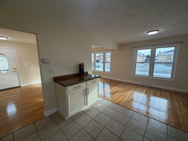 Building Photo - 3837 Emerson Dr