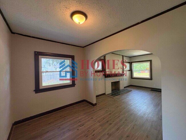 Building Photo - Two Bedroom House | Large Back Yard