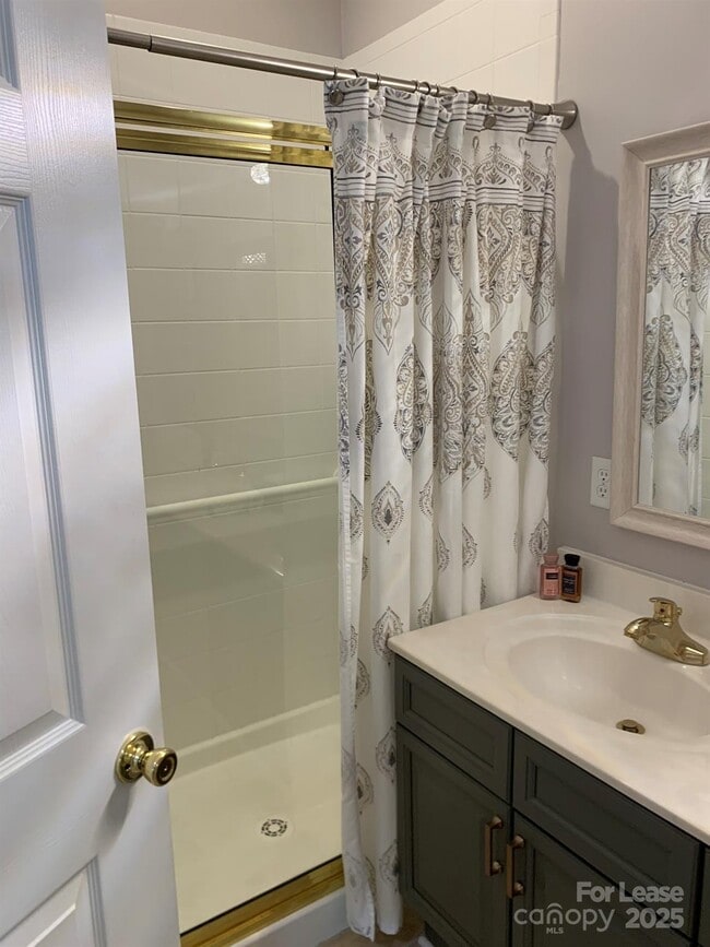 Building Photo - 9033 Rosalyn Glen Rd