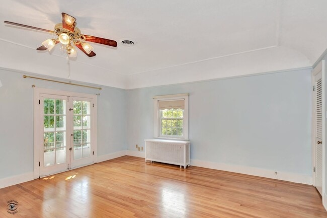 Building Photo - 1096 S Wildwood Ave