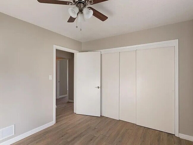 Building Photo - "Charming 3-Bed, 2-Bath Retreat with 1,690 Sq Ft of Comfort in Kansas City!"