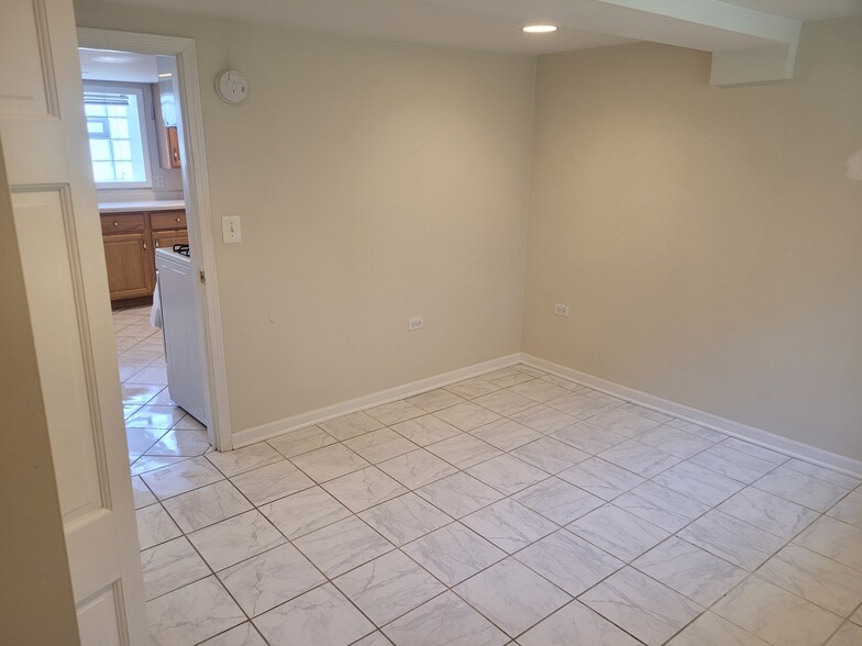 Building Photo - 2537 Rhodes Ave