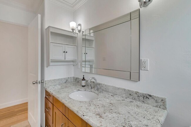 Building Photo - 123 Dunsmuir Way