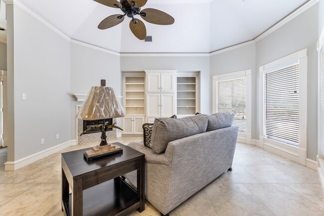 Building Photo - 10 Acorn Cluster Ct