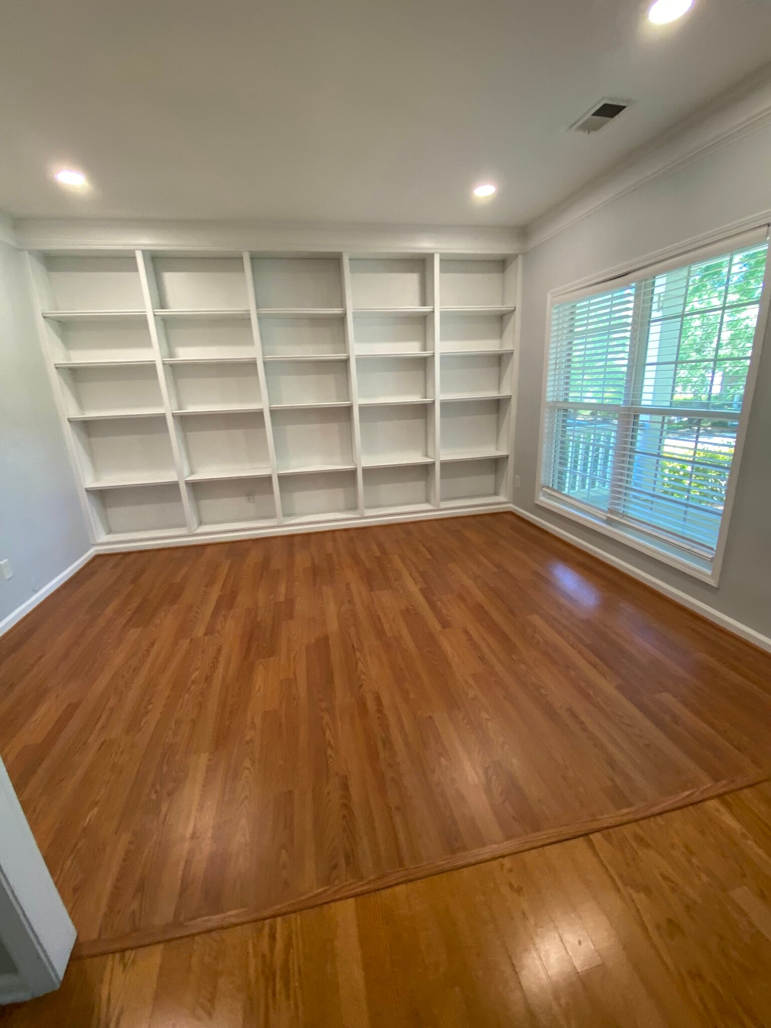 library nook - 10102 Glenburn Ln