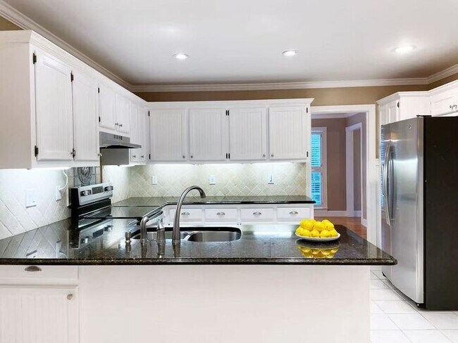 Building Photo - 811 Mitsy Ridge Dr