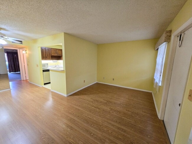 Building Photo - Cozy 55+ 1st Floor Apartment