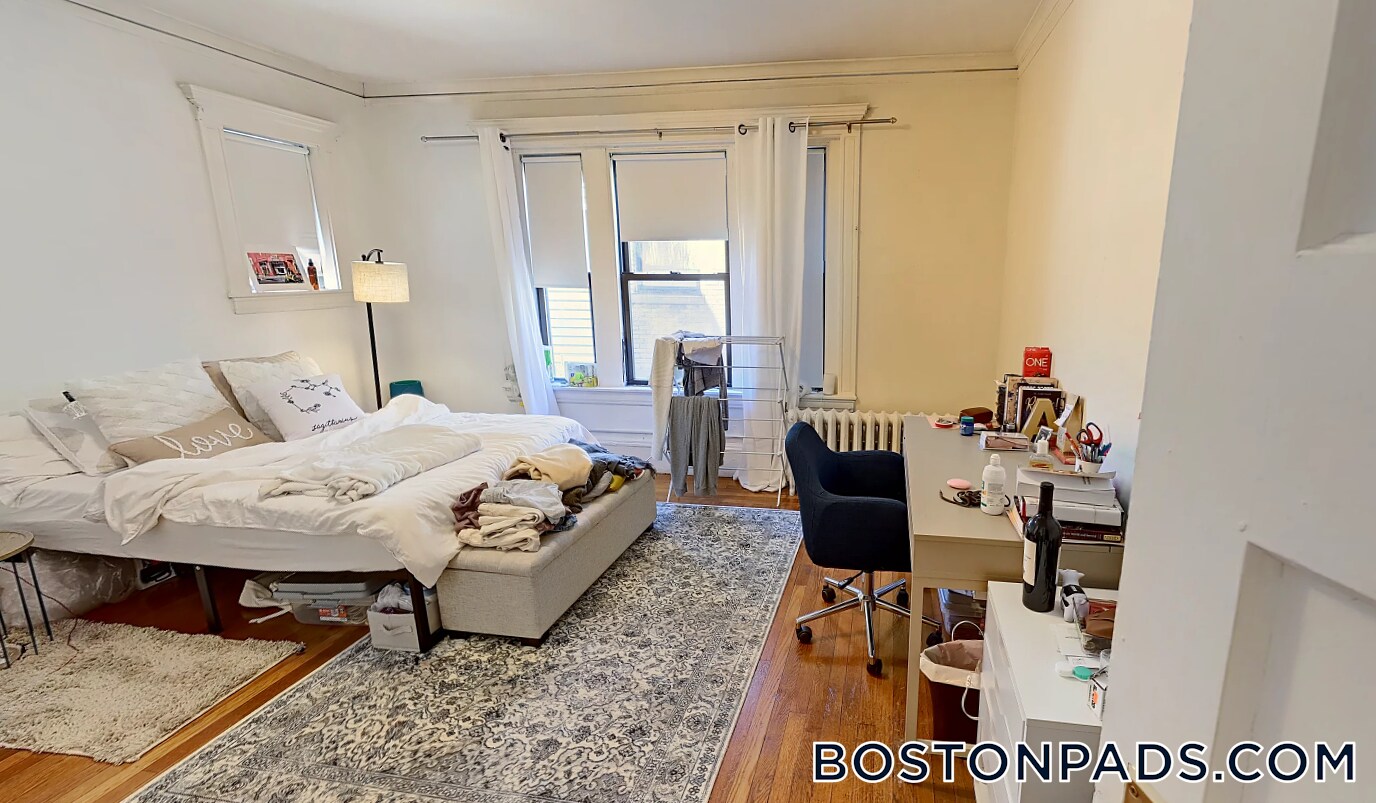 Building Photo - 452 Park Dr