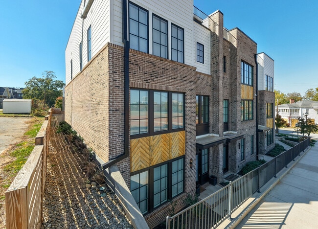 Building Photo - Bradshaw Commons