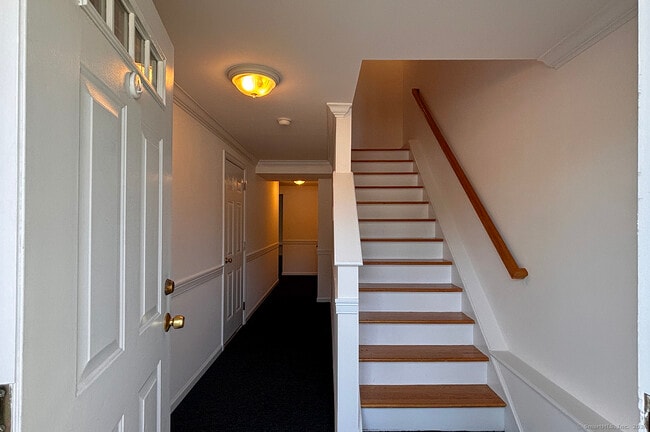 Building Photo - 967 Tunxis Hill Rd