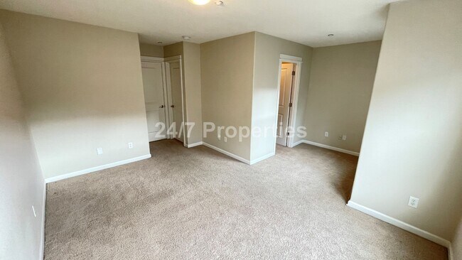 Building Photo - Beautiful 3 BD I 3.5 BA Townhome w/ Double...