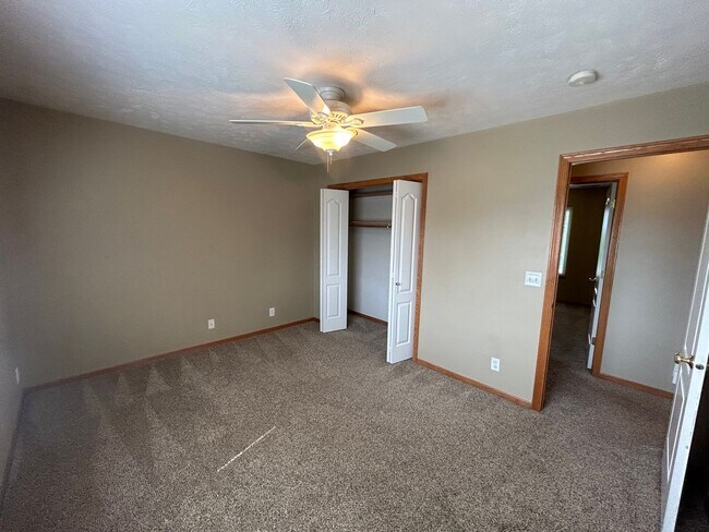 Building Photo - 6630 Shadow Pines Dr