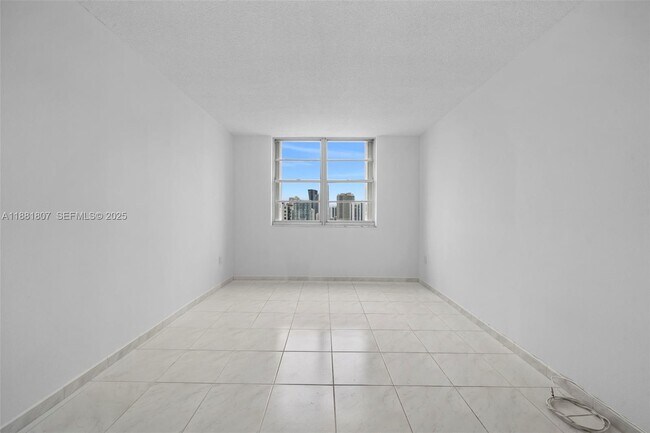 Building Photo - 300 Bayview Dr