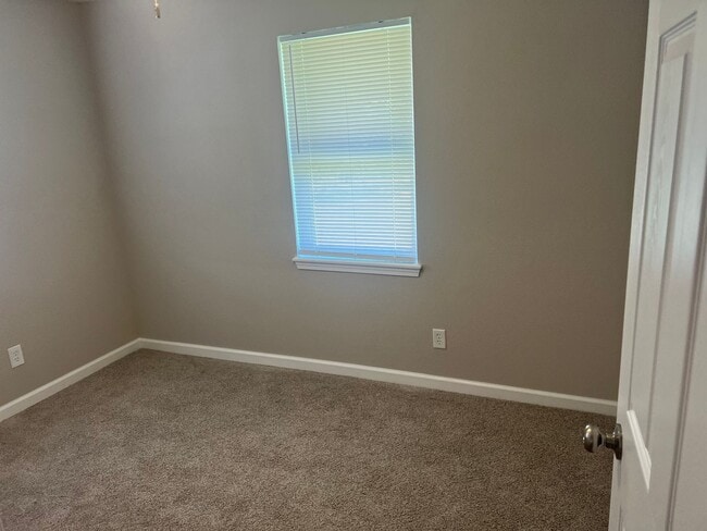 Building Photo - 3 Bedroom 1 bath