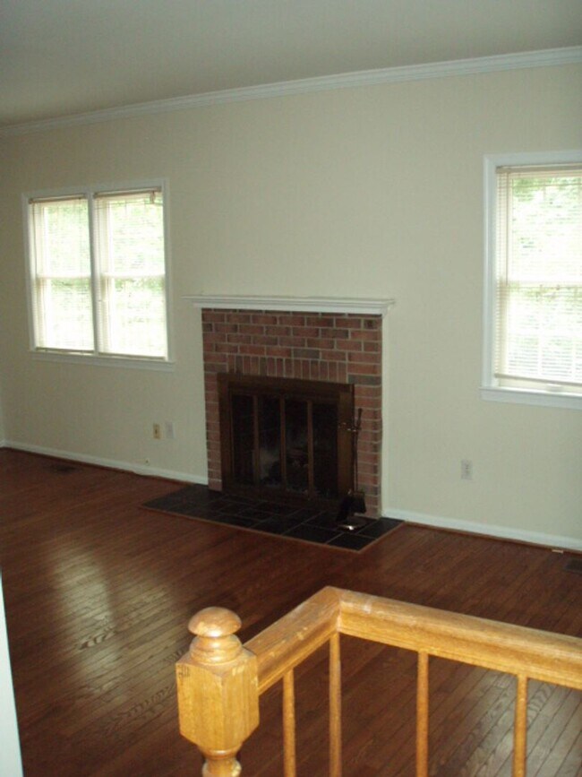 Building Photo - Classic 4 Bed 3.5 Bath Brick Townhome With...