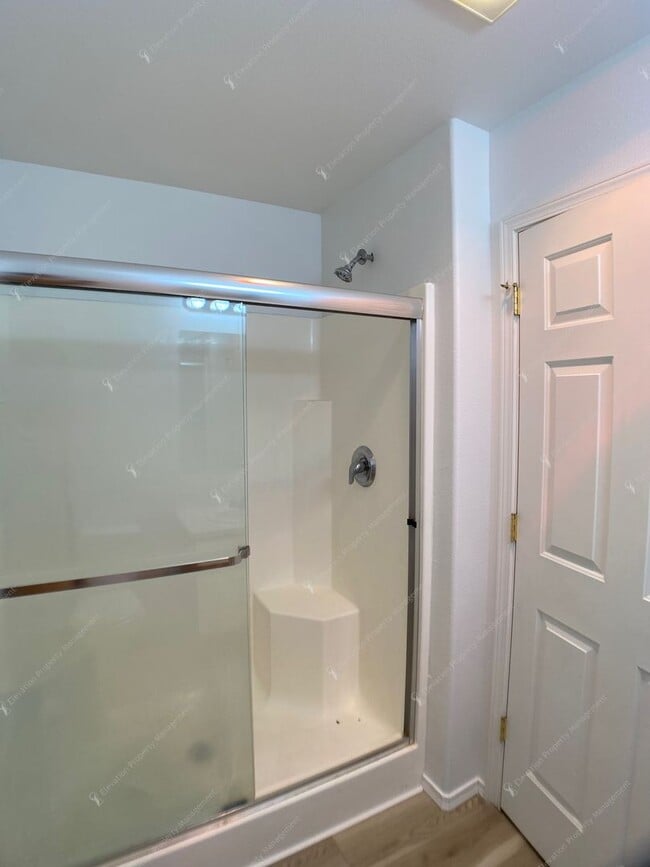 Building Photo - Bright 3 BR - 3 BA Townhouse in Redmond