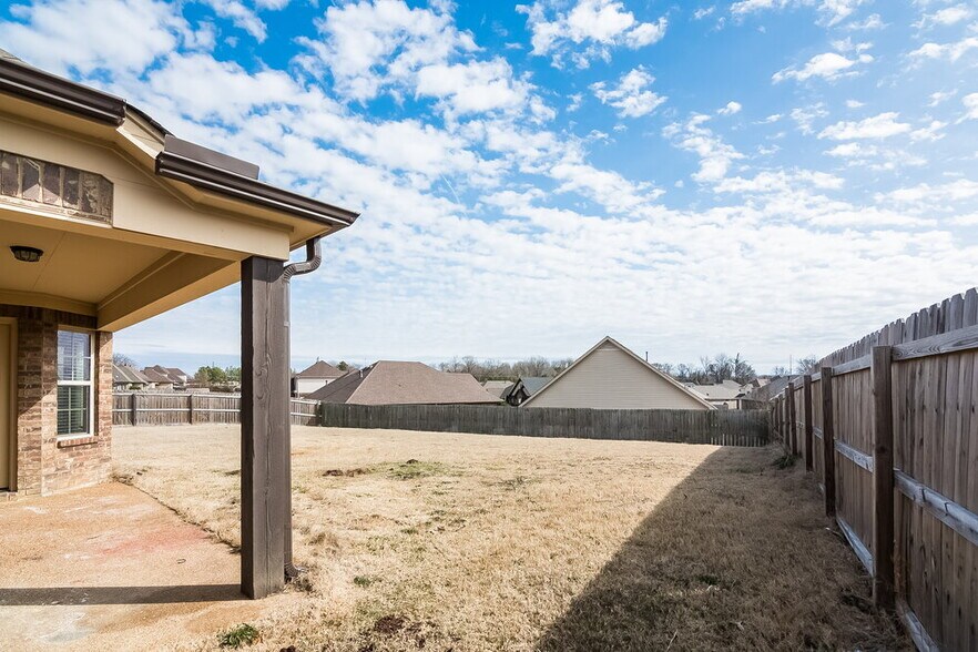 Building Photo - 2847 S Cherry Dr