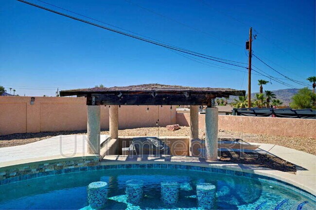 Building Photo - 304 Acoma Blvd S