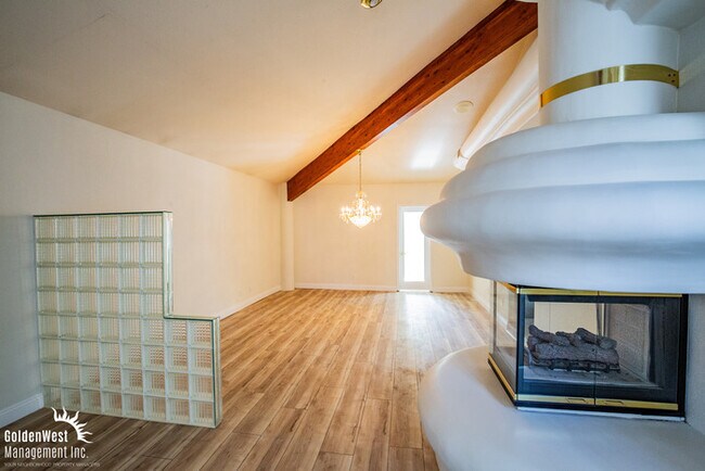 Building Photo - Stunning & Spacious 4Bdm 3.5Ba Home Located in the Heart of Las Vegas.