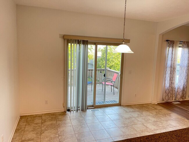 Building Photo - Spacious home in super nice neighborhood in Northwest Omaha