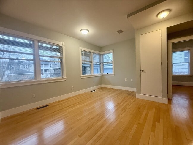 Building Photo - 172 Maplewood St