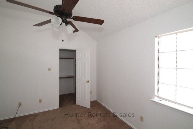 Building Photo - 300 Sioux Cir