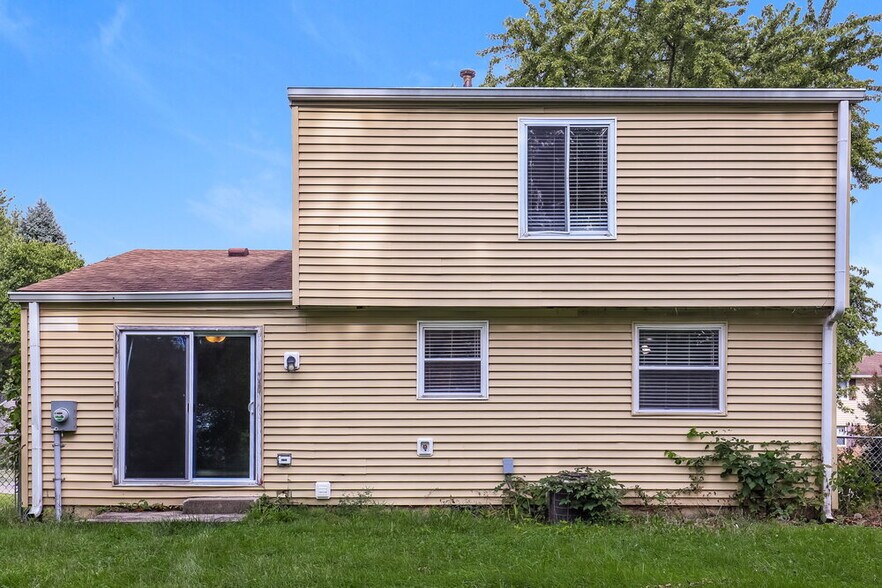 Building Photo - 822 Woodlark Dr