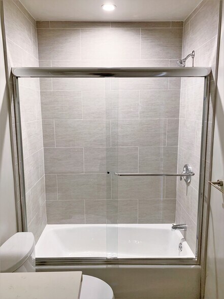 Shower-tub combo in guest bathroom - 415 Montana Ave