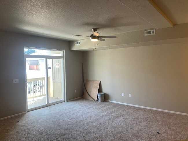 Building Photo - 2 WEEKS FREE! Spacious Townhome!