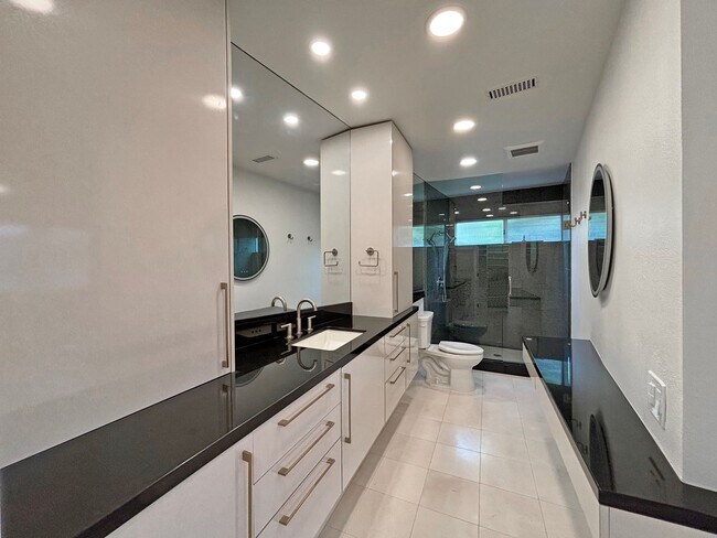 Building Photo - Beautifully Renovated 3BD/2.5BA House in L...