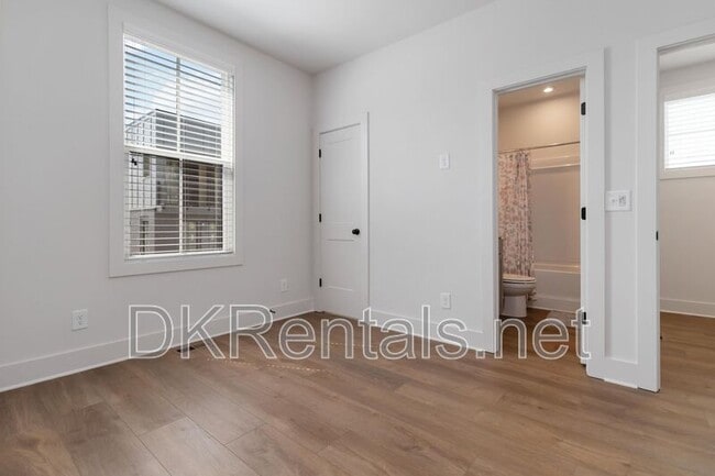 Building Photo - 964 N Circle Dr NW