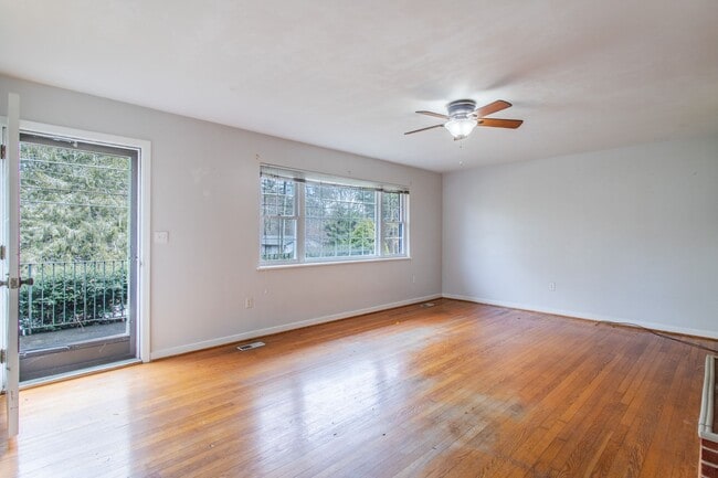 Building Photo - Convenient to Downtown Brevard