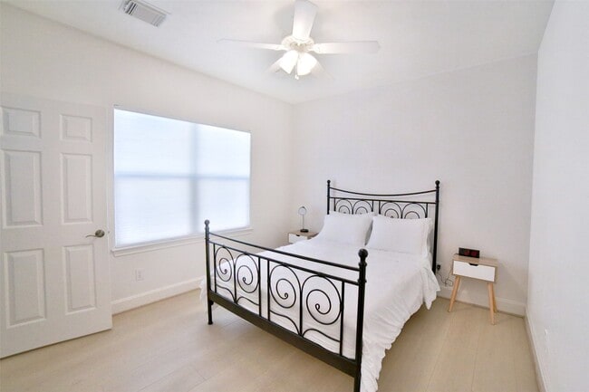 Building Photo - 2410 Dorrington St