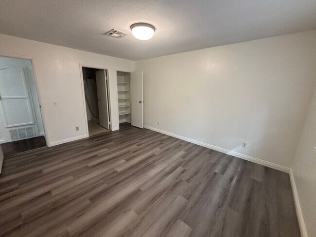 Building Photo - 2 Br/2 Ba. Condo on 2nd fl.