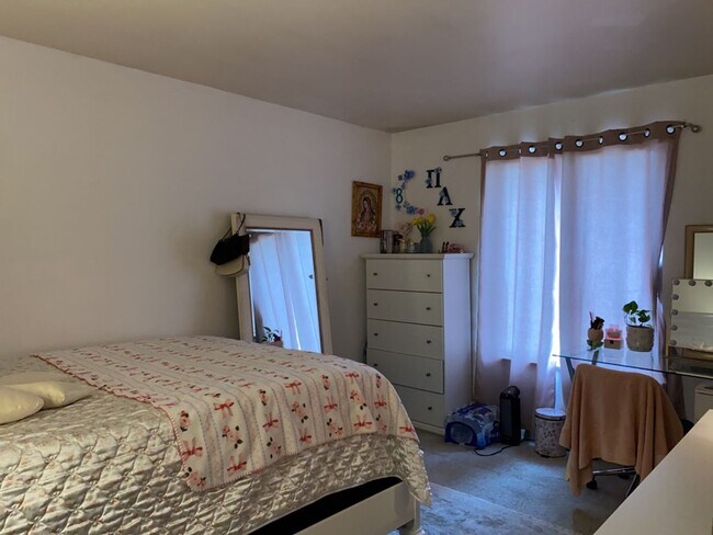 Building Photo - STUDENTS WELCOME! Sprawling 6 Bed / 3 Bath Home Near College and Drake