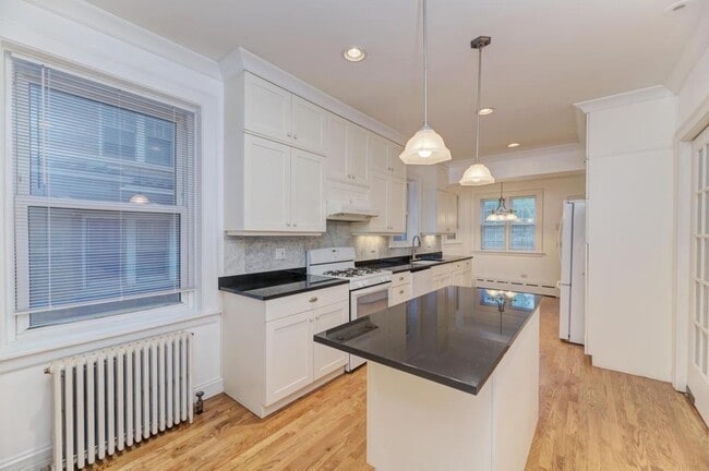 Building Photo - 6833 S Cregier Ave