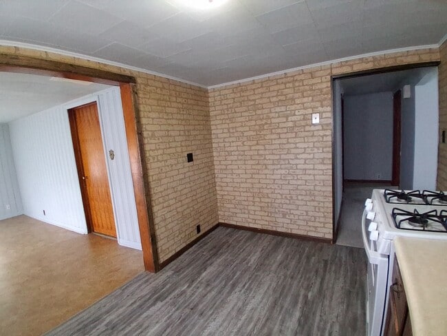 Building Photo - 913 Forrest St