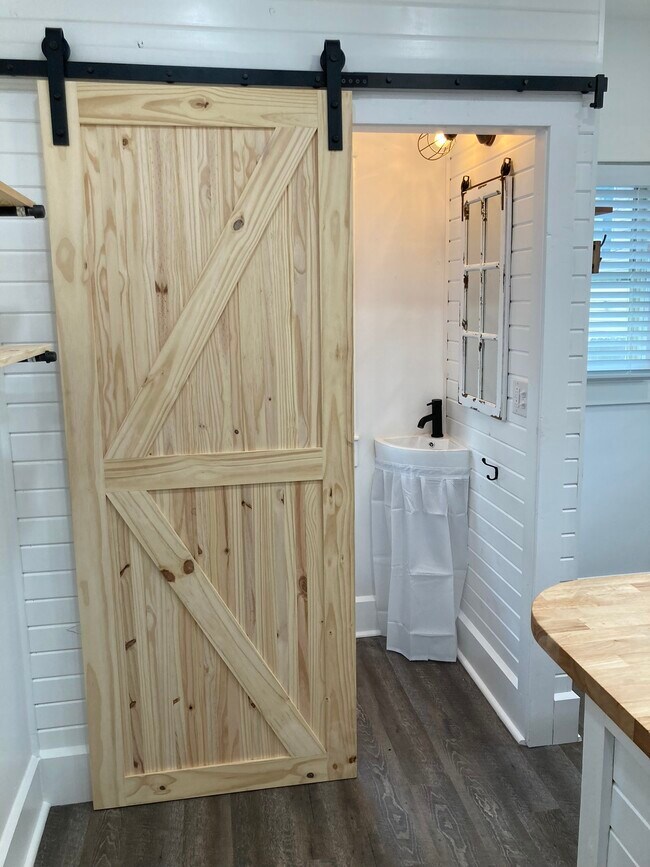 Building Photo - 328 E 12th St