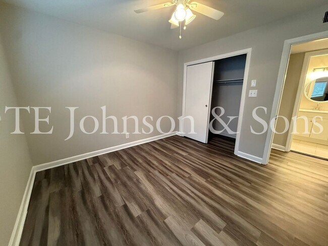 Building Photo - 2 Bedroom Salem View Apartment!