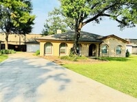 Building Photo - 28922 Savannah Dr