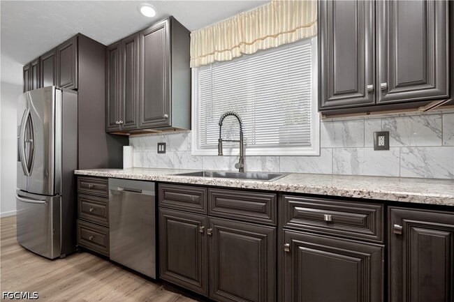 Building Photo - 3864 Royal Palm Dr