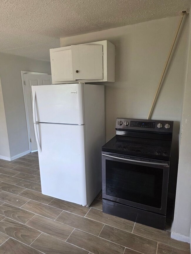 Building Photo - 3/4 BR  Brick ranch