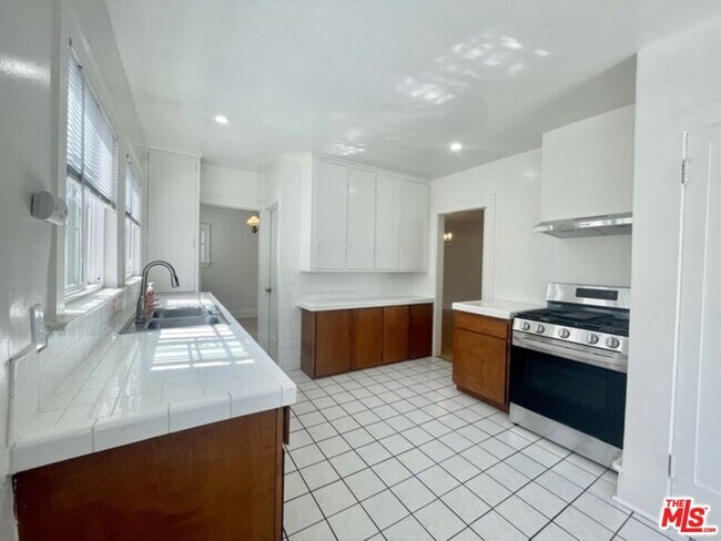 Building Photo - 4919 Elmwood Ave