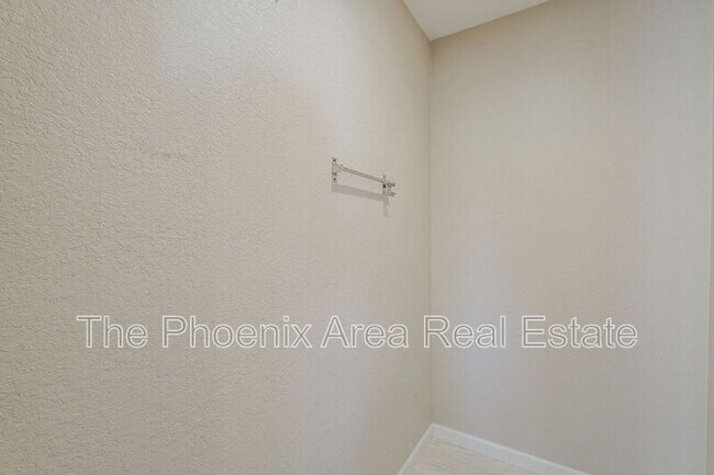 Building Photo - 3761 S Hawthorn Dr