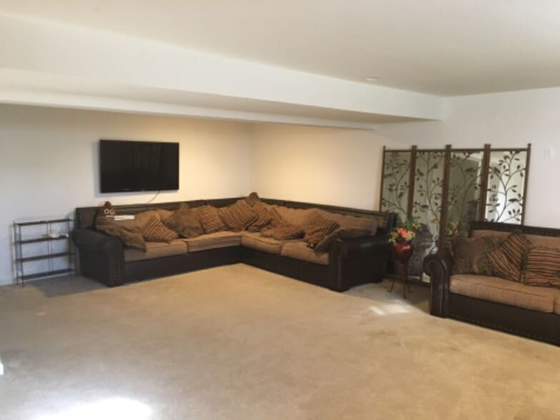 Building Photo - 41861 Rawnsley Dr