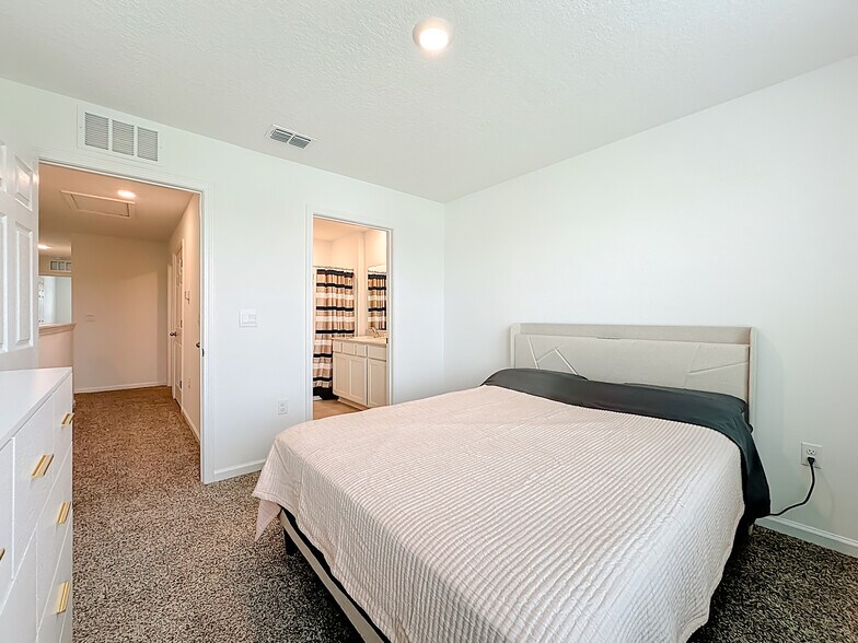 Building Photo - 53 Palmones St