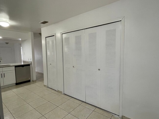 Building Photo - Duplex for lease