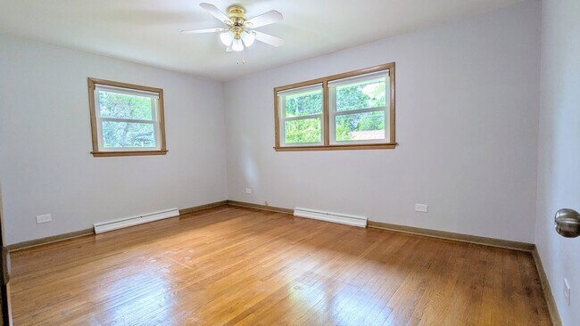 Building Photo - 330 S Oak St